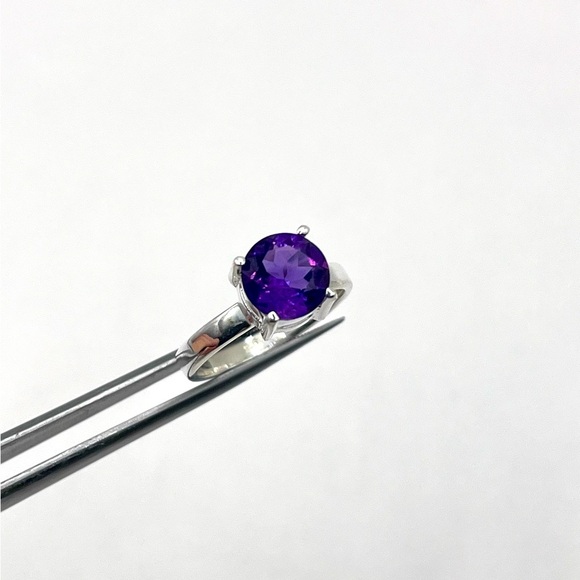 1.25 CT Natural Amethyst Round Brilliant Solitaire Sterling Silver Ring - Picture 1 of 3